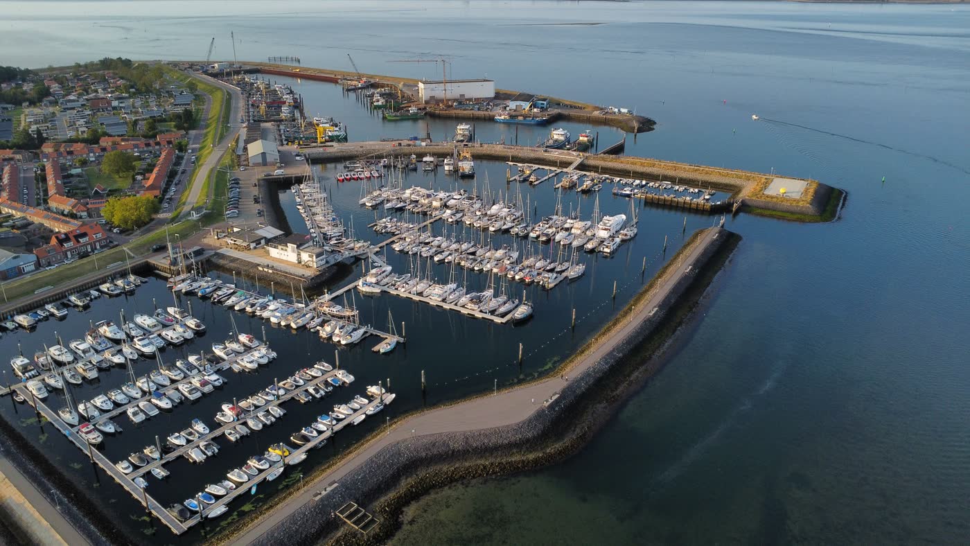 Zeeuwse jachthaven bij zonsondergang
