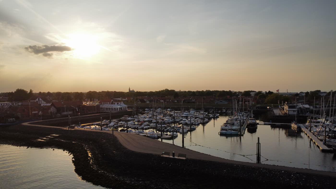 Jachthaven in Zeeland bij zonsondergang